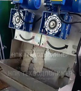 Модель TURAN-Ш-300-2 спроектирована с учётом всех особенностей обработки флотошлама, образующегося на молочных производствах. Учитывая повышенную влажность и специфическую структуру осадка, именно двухшнековая конструкция позволяет достичь оптимального баланса между производительностью и качеством обезвоживания.